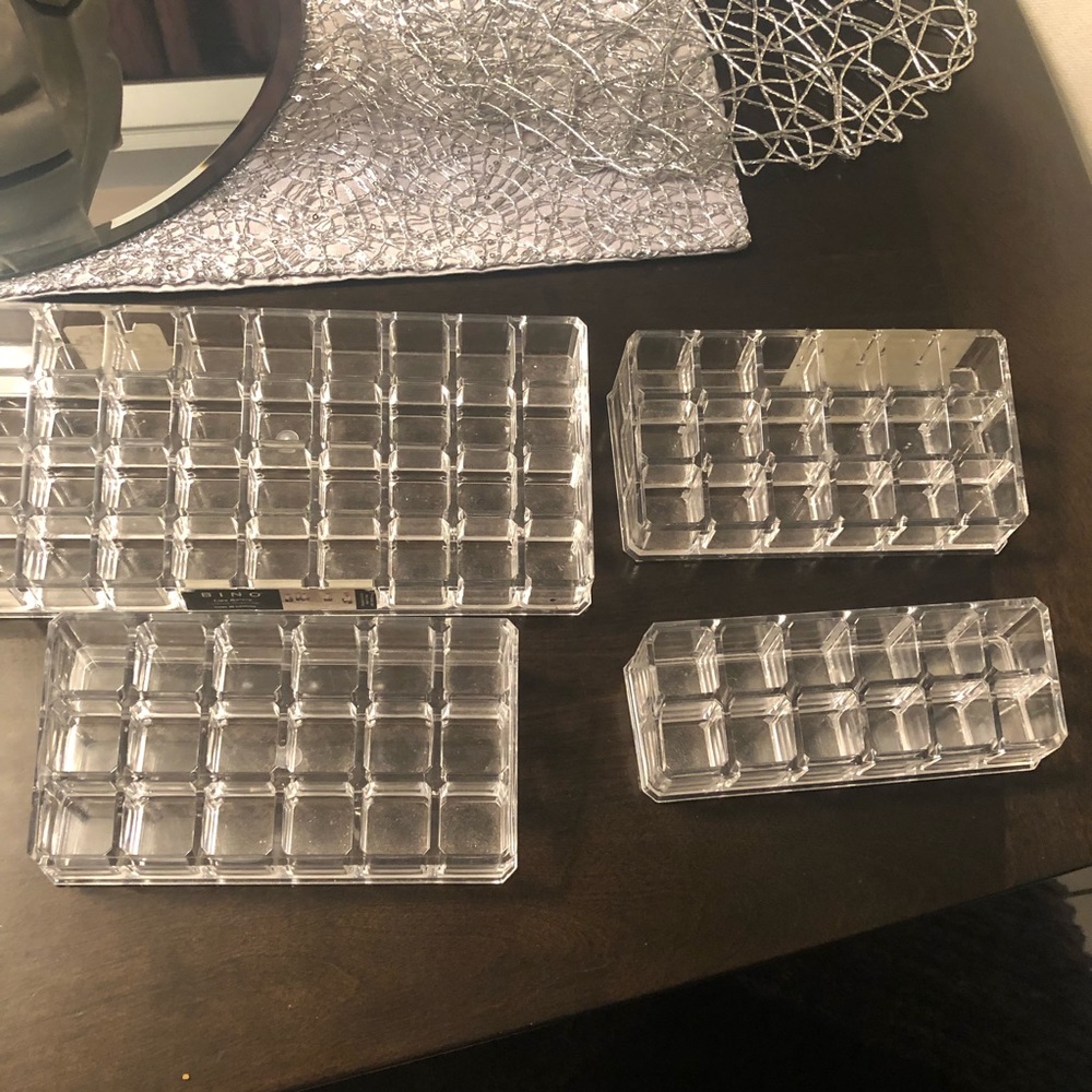 4 lipstick trays